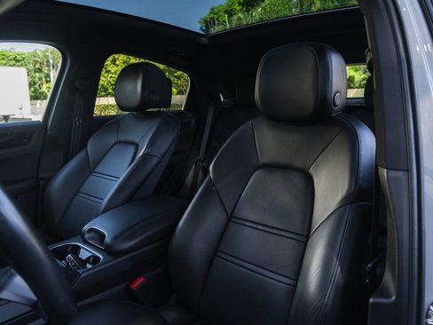 Used 2022 Porsche Cayenne Coupe image 13