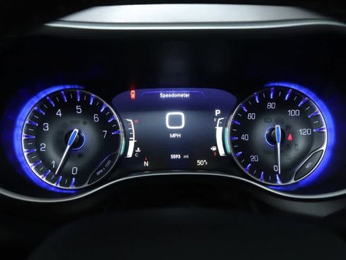 Used 2023 Chrysler Pacifica Touring-L image 24