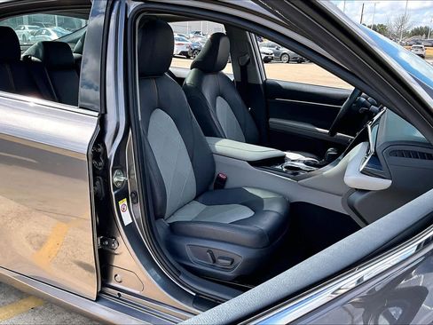 Used 2018 Toyota Camry XLE image 7