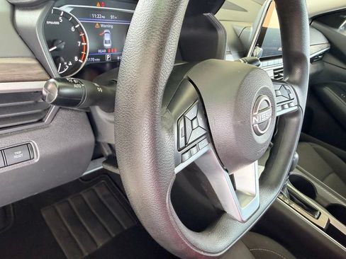 Used 2025 Nissan Altima 2.5 SV FWD image 19