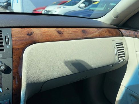 Used 2011 Cadillac DTS Luxury image 31