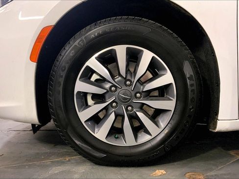 Used 2024 Chrysler Pacifica Select image 9