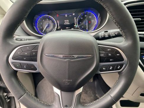 Used 2022 Chrysler Pacifica Touring-L image 19