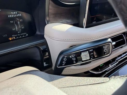 Used 2023 Lincoln Nautilus Reserve image 30