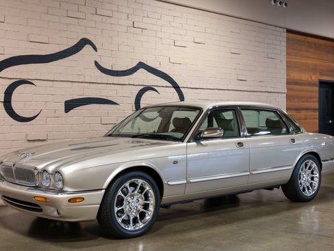 Used 2001 Jaguar XJ Supercharged RWD image 12