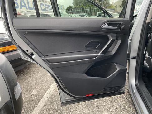 Used 2020 Volkswagen Tiguan SE image 16