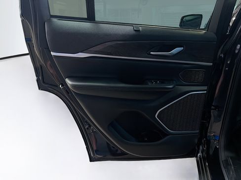 Used 2023 Jeep Grand Cherokee 4WD 4xe w/ Luxury Tech Group II image 28