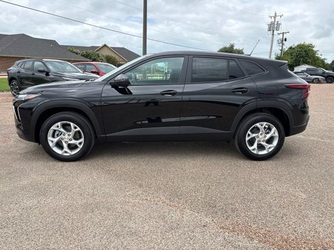 New 2026 Chevrolet Trax LS w/ LS Convenience Package FWD image 2