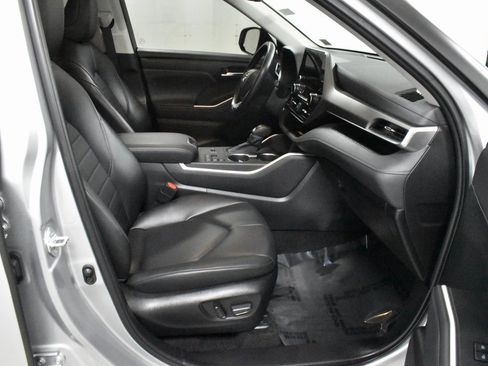 Used 2023 Toyota Highlander XLE image 14