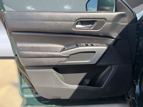 Used 2024 Nissan Pathfinder SL FWD image 12