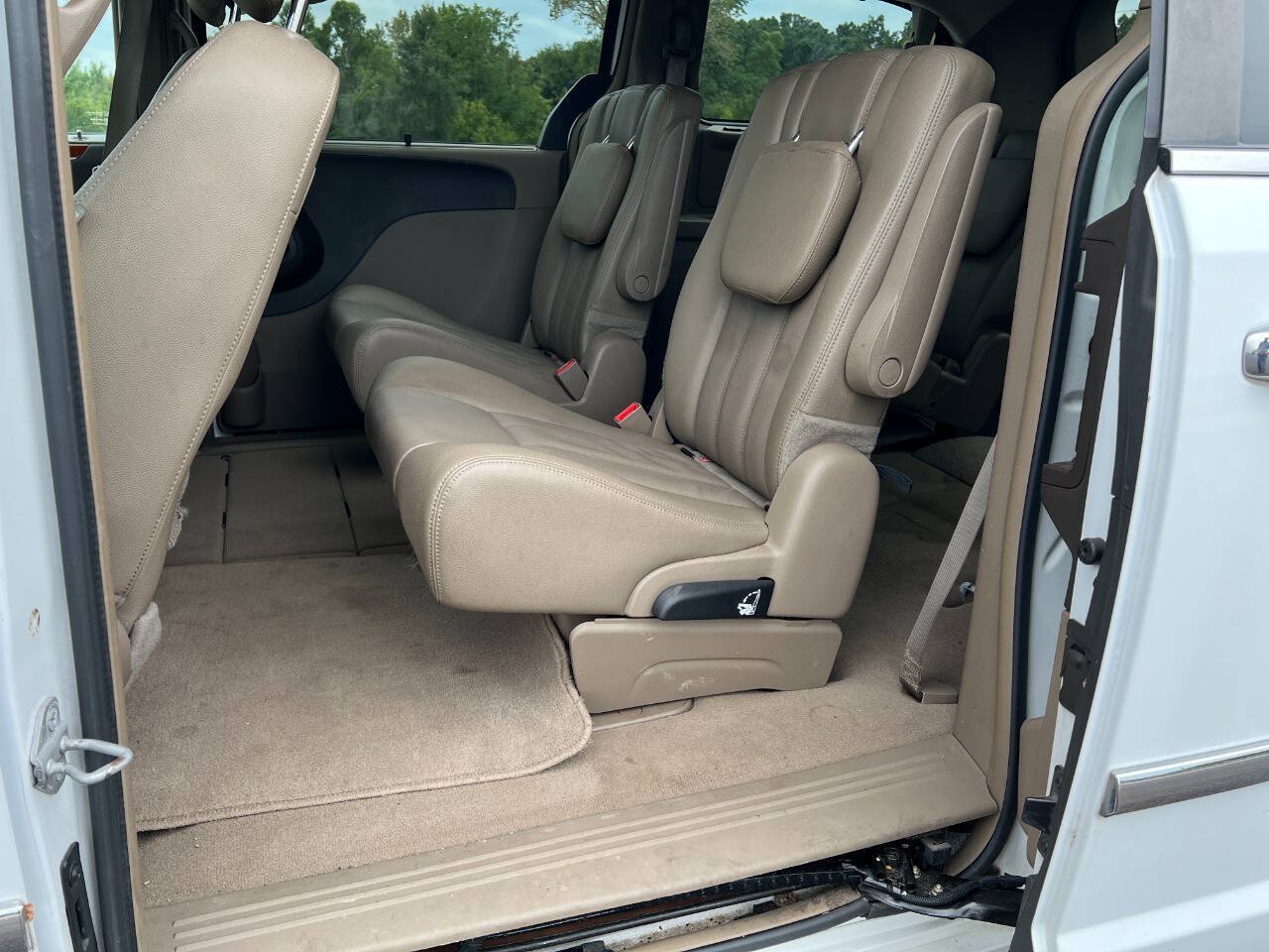 Used 2015 Chrysler Town & Country Touring w/ Driver Convenience Group FWD image 2