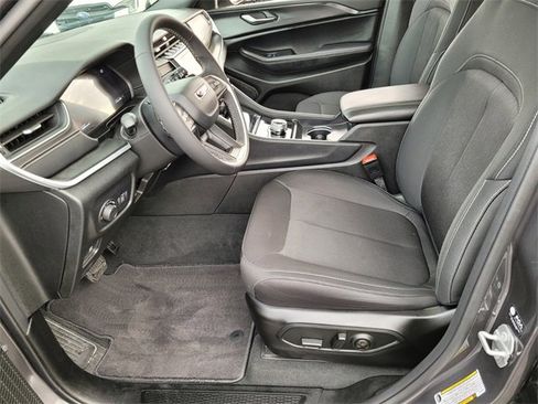 Used 2025 Jeep Grand Cherokee Laredo X image 11