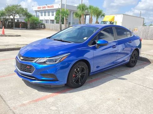 Used 2017 Chevrolet Cruze LT w/ Convenience Package FWD image 3