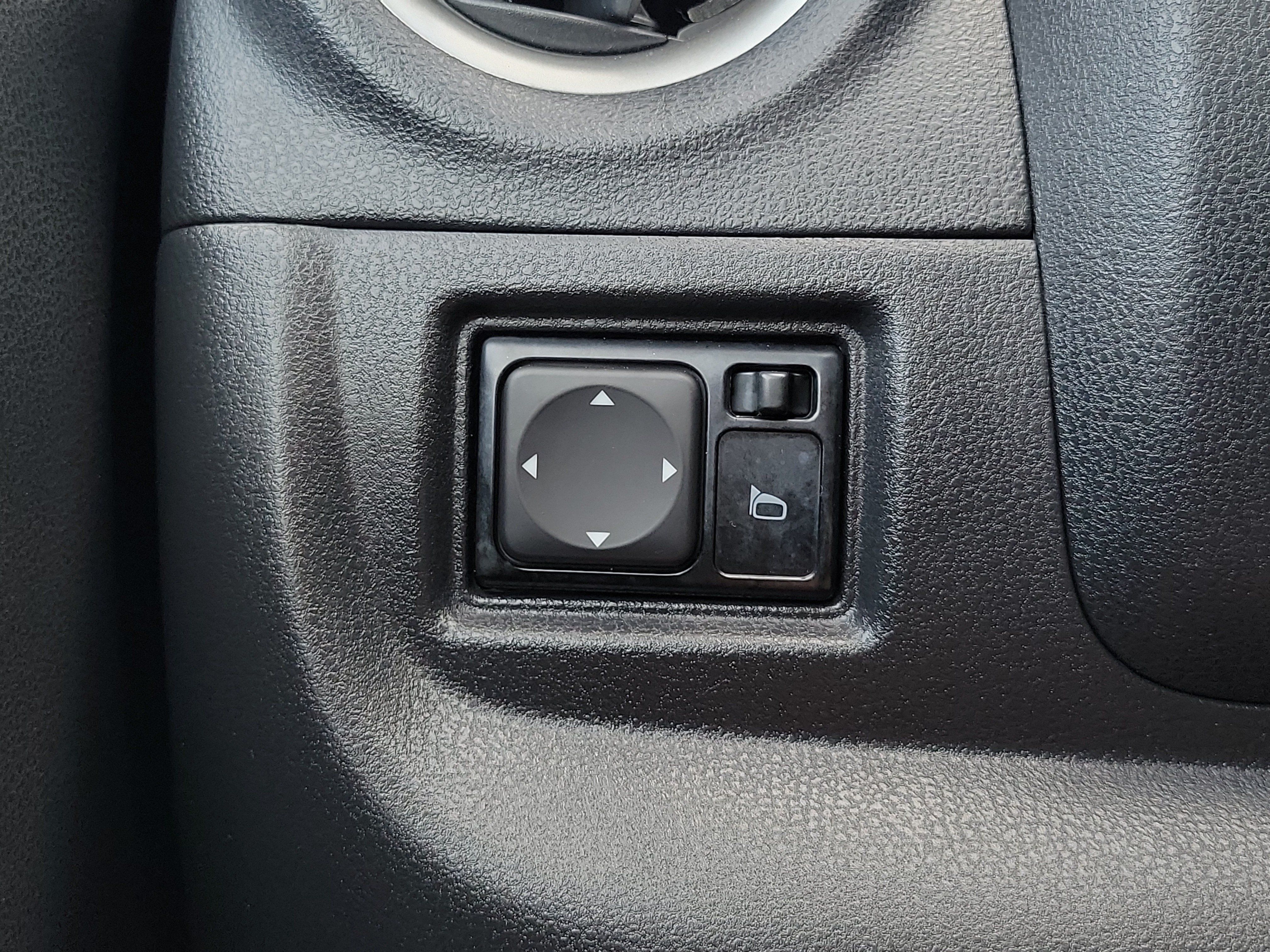 Used 2016 Nissan Versa FWD image 28