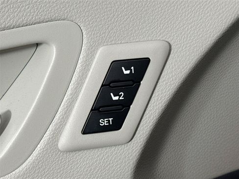 Used 2023 Toyota Sienna Limited FWD image 32