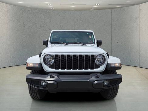 Used 2024 Jeep Gladiator Sport AWD/4WD image 12