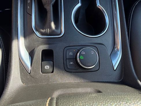 Used 2022 Chevrolet Traverse LT image 31