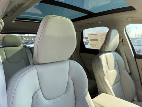 New 2026 Volvo XC60 B5 Ultra w/ Climate Package image 9