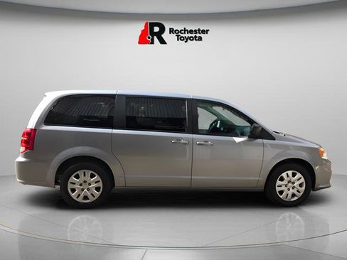 Used 2018 Dodge Grand Caravan SE image 3