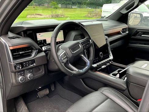Used 2025 GMC Yukon XL Denali AWD/4WD image 9