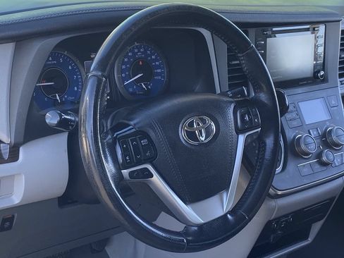 Used 2019 Toyota Sienna XLE FWD image 24