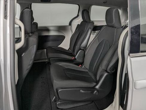 Used 2020 Chrysler Voyager LX image 16