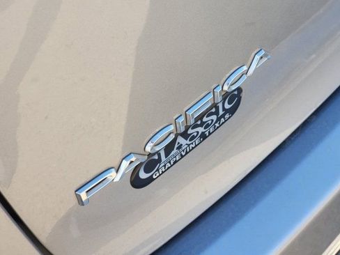 Used 2020 Chrysler Pacifica Touring-L image 21