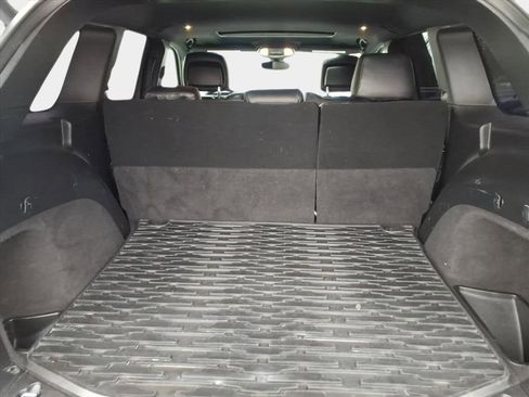 Used 2019 Jeep Grand Cherokee Laredo image 16