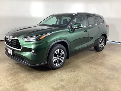 Used 2023 Toyota Highlander XLE AWD/4WD image 11