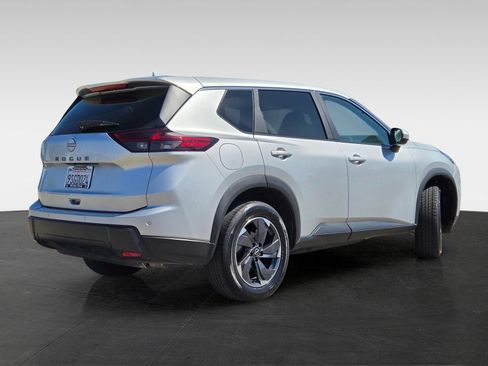 Used 2025 Nissan Rogue SV FWD image 4