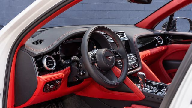 Used 2023 Bentley Bentayga AWD/4WD image 9