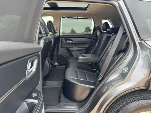 Used 2025 Nissan Rogue SV w/ SV Premium Package image 25