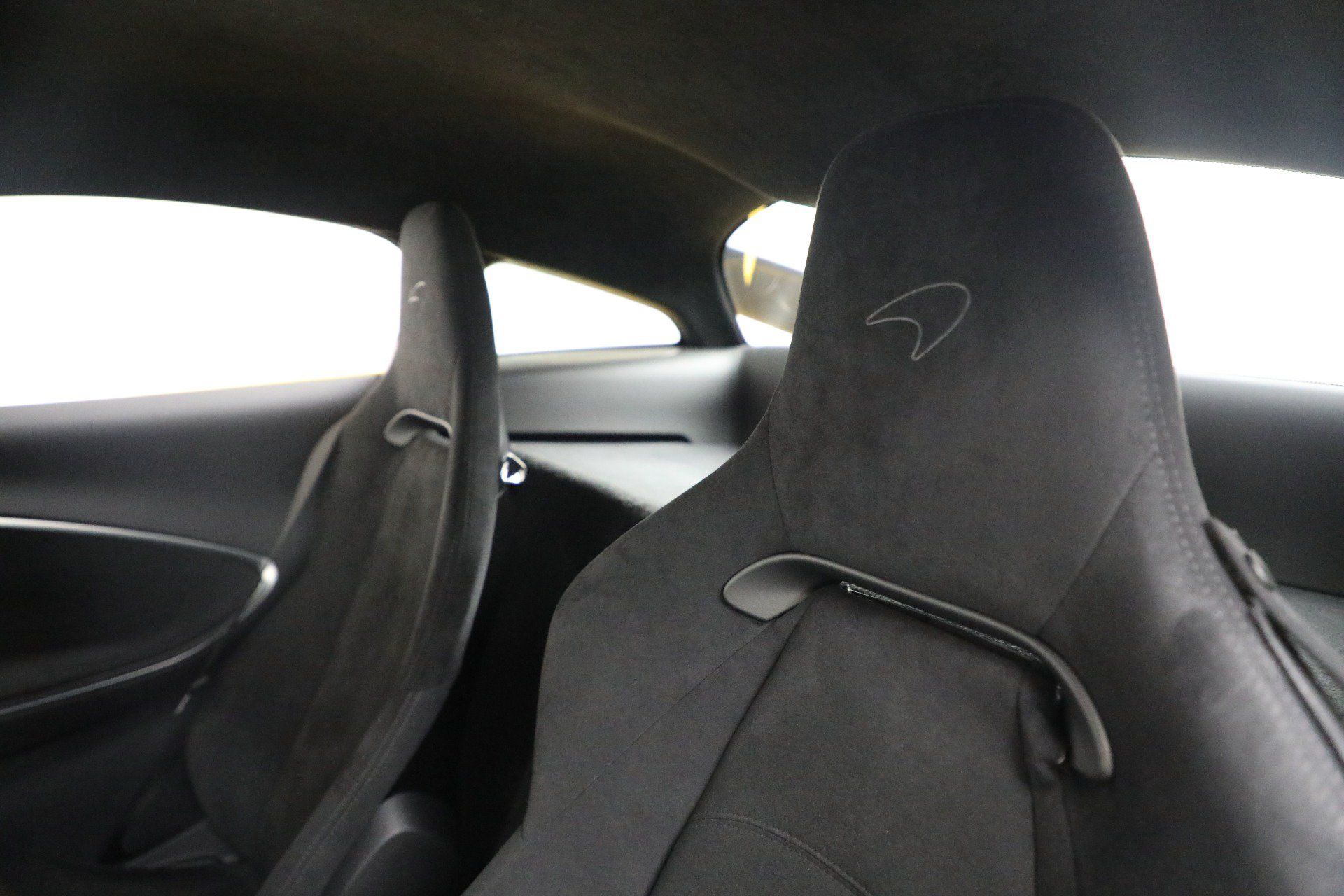 Used 2024 McLaren Artura RWD image 31
