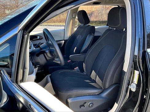 Used 2022 Chrysler Voyager LX image 19