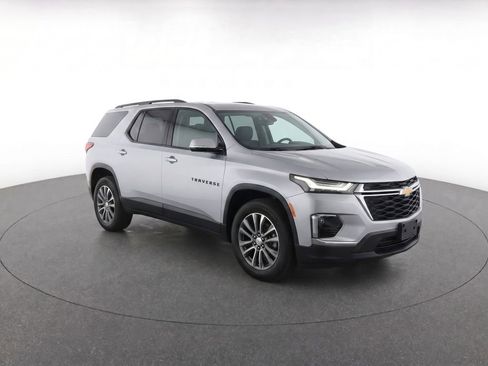 Used 2023 Chevrolet Traverse RS FWD image 2
