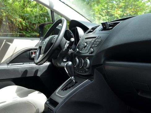 Used 2012 MAZDA MAZDA5 Touring w/ Moonroof & Audio Pkg FWD image 14