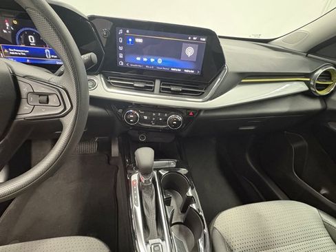 Used 2025 Chevrolet Trax LT image 17