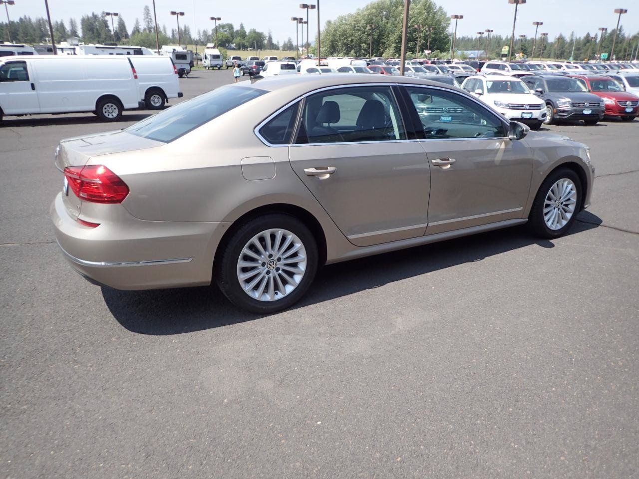 Used 2016 Volkswagen Passat 1.8T SE w/ Lighting Package (P06) FWD image 5