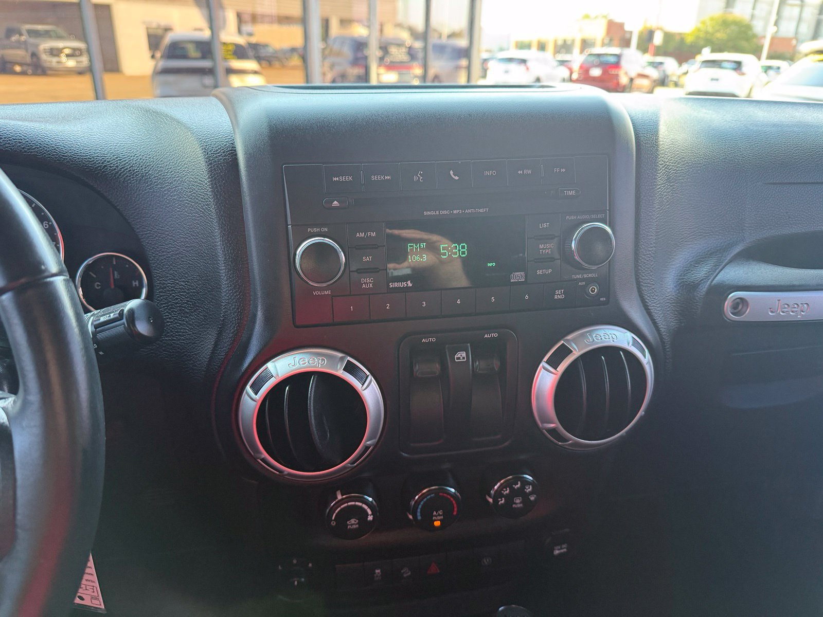 Used 2017 Jeep Wrangler Rubicon w/ Power Convenience Group AWD/4WD image 14