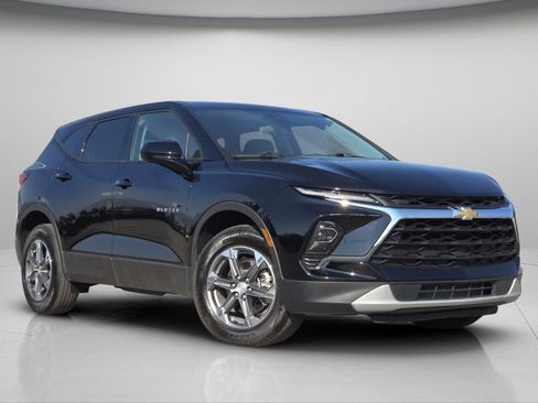 Used 2025 Chevrolet Blazer LT AWD/4WD image 2