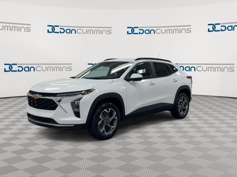 Used 2025 Chevrolet Trax LT FWD image 4