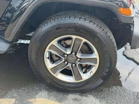 Used 2019 Jeep Wrangler Unlimited Sahara AWD/4WD image 9