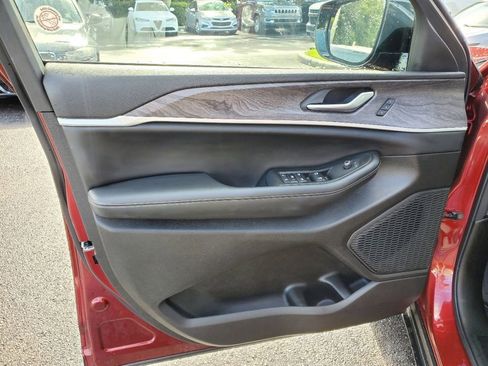 Used 2024 Jeep Grand Cherokee Limited image 14