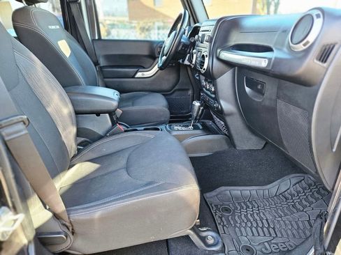 Used 2017 Jeep Wrangler Unlimited Rubicon w/ Cold Weather Group image 9