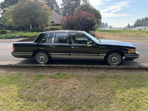Used 1993 Lincoln Town Car Signature RWD image 11