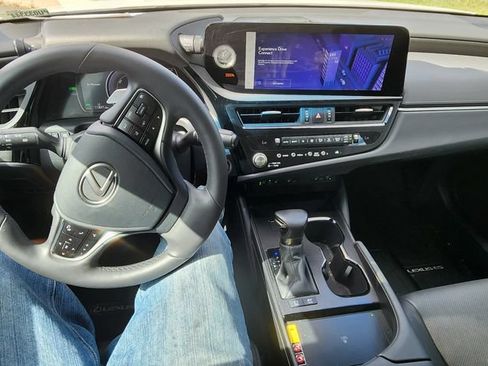 Used 2023 Lexus ES 300h w/ Premium Package FWD image 4