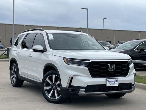 Used 2025 Honda Pilot Touring image 2