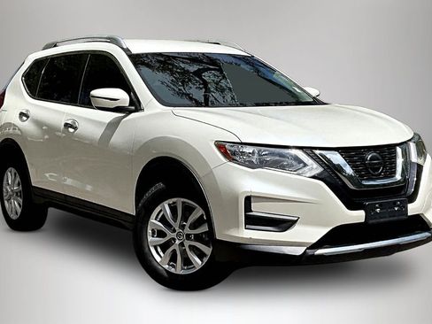 Used 2020 Nissan Rogue SV image 2