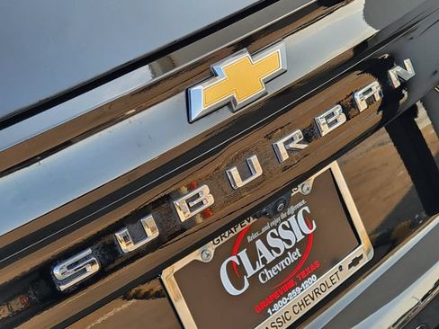Used 2025 Chevrolet Suburban LS RWD image 9