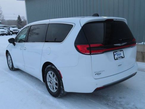Used 2024 Chrysler Pacifica Touring-L image 10